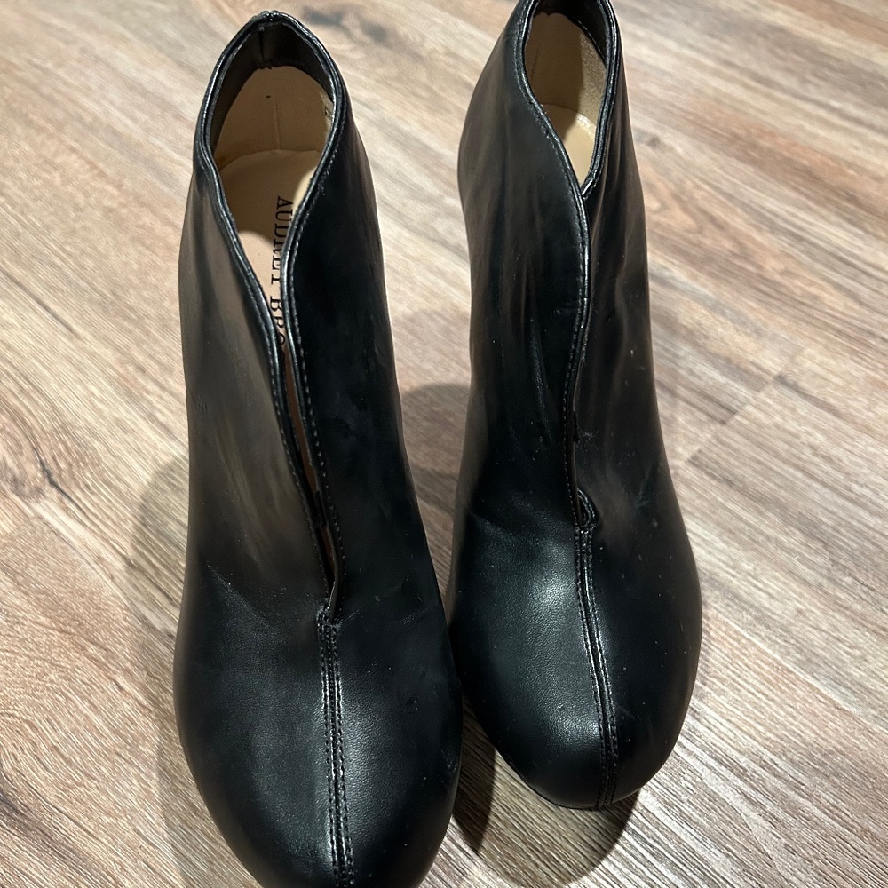 Black leather closed toe bootie